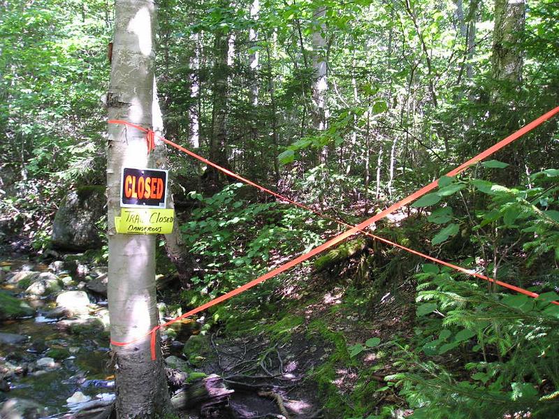 GooseEye (6).JPG - Something you don't see much off in the woods. A guy we met on the trail said he climbed the north trail and it was fine.